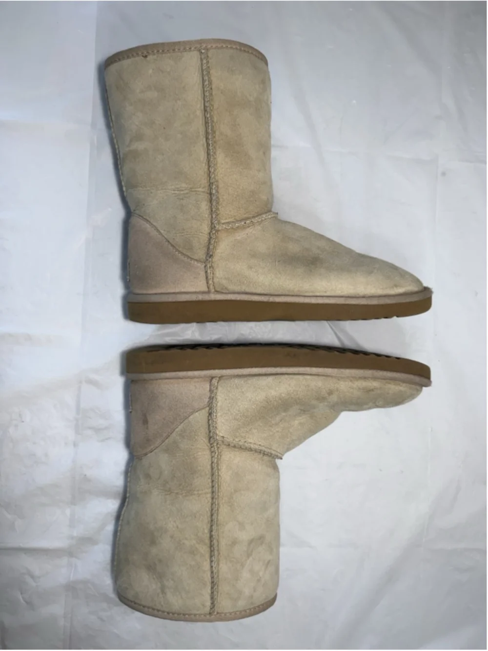 UGG 5825 original Classic short Shearling Boots Size 7 sand beige